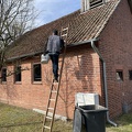 2022-04-12 Backhaus Frank macht die Dachrinne beim Spritzenhaus sauber 002.jpg